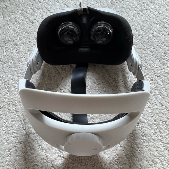 Oculus Quest 2 VR Headset - Picture 1 of 4